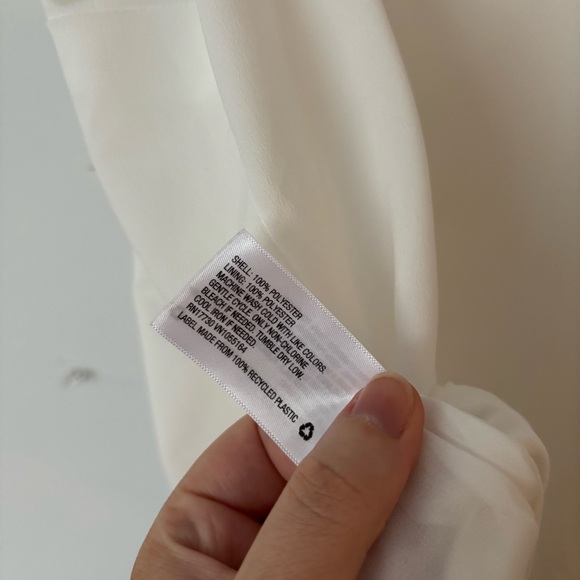 a new day ivory white silky lightweight material v neck flowy tank top🤍 - Picture 4 of 4